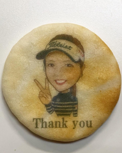プロゴルファー を目指す浅野愛莉選手に、お世話になった方々へのお礼としてせんべい入りの可愛いギフトの御注文をいただきました